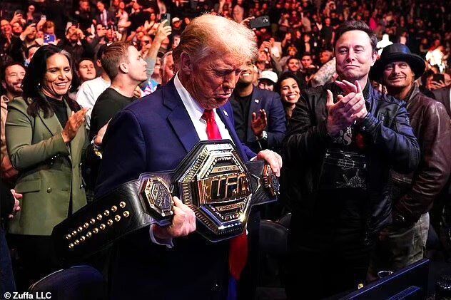 دونالد ترامپ در بین هزاران تماشاچی مبارزات UFC ۳۰۹ آمریکا