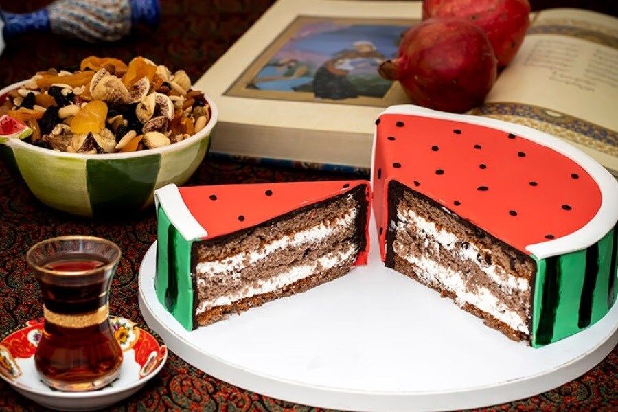 یک کیک بستنی هندوانه ای جذاب برای شب یلدا + دستور آشپزی