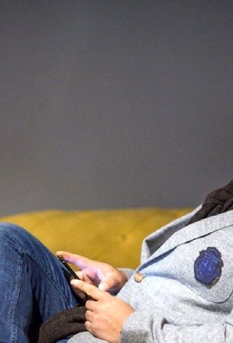 دور دور محمدرضا گلزار و همسرش در خیابان همه رو خیره کرد | خانم چه پزی ام با شوهرش میده