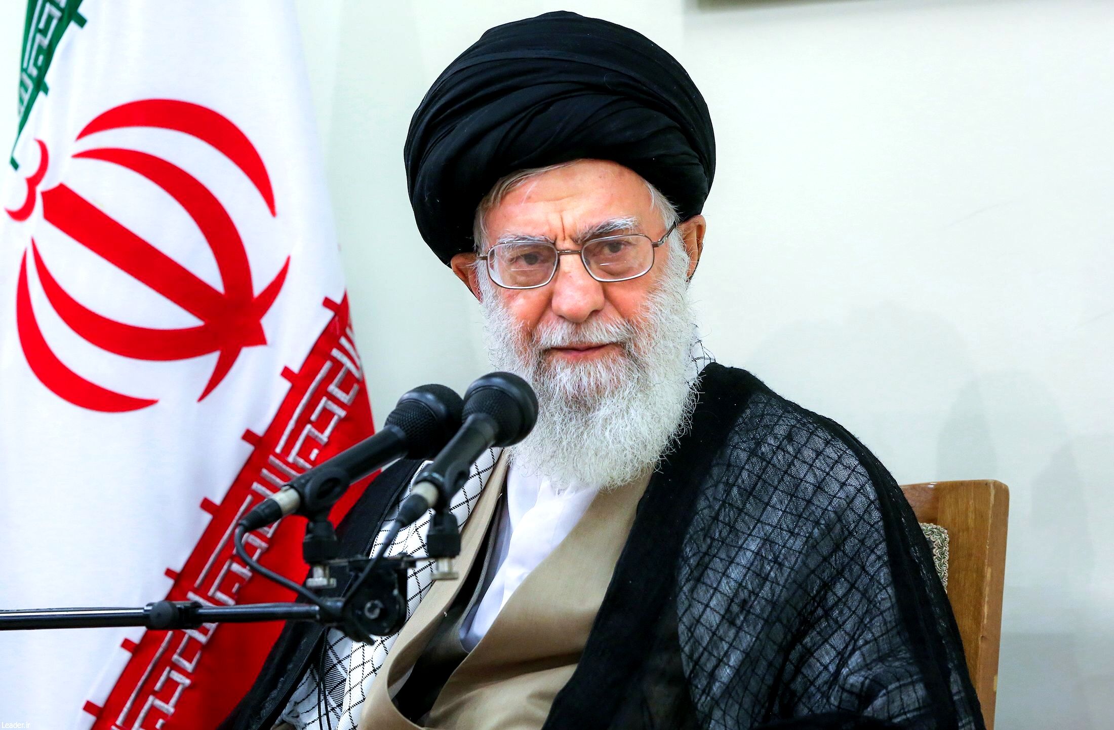هشدار رهبر انقلاب : شرشان را کم می کنیم