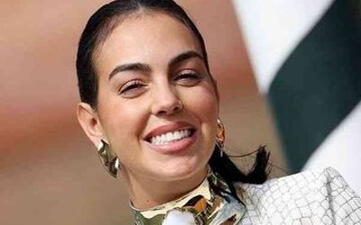 نامزد رونالدو با حجاب و مانتو در یکی از بزرگ‌ترین مساجد جهان