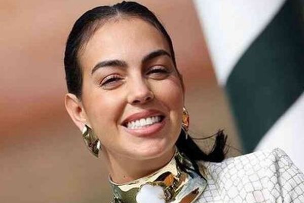 نامزد رونالدو با حجاب و مانتو در یکی از بزرگ‌ترین مساجد جهان