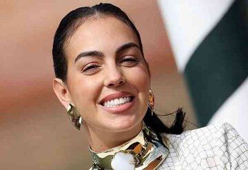 نامزد رونالدو با حجاب و مانتو در یکی از بزرگ‌ترین مساجد جهان