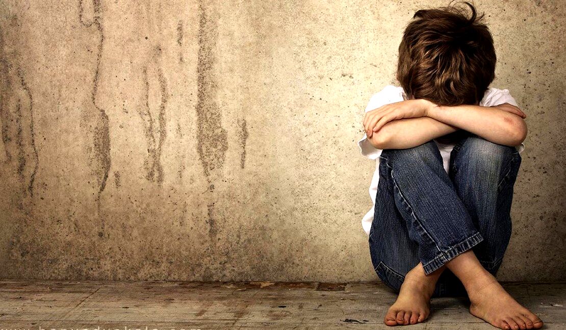 حکم پوشش بدن زن در برابر نگاه پسر نابالغ چیست؟
